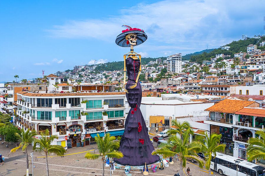 Puerto Vallarta Celebra el Día de Muertos con Eventos Culturales y una Catrina Monumental